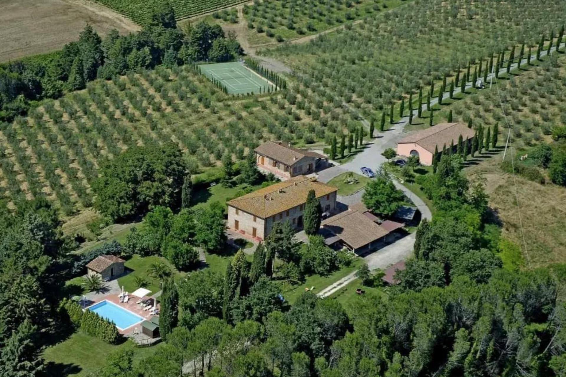Ferienhäuser und-wohnungen auf Weingut im Herzten der Toskana mit Pool und Tennisplatz