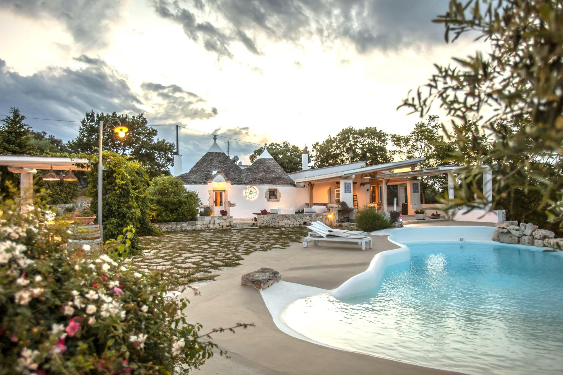 Authentisches Trulli-Resort mit Pool in Apulien