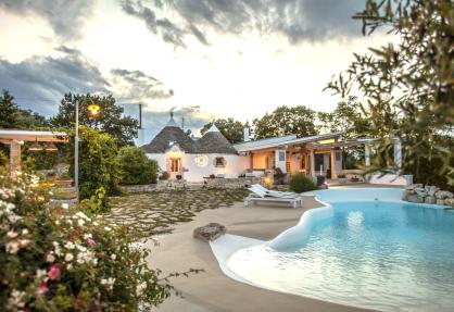 Authentisches Trulli-Resort mit Pool in Apulien