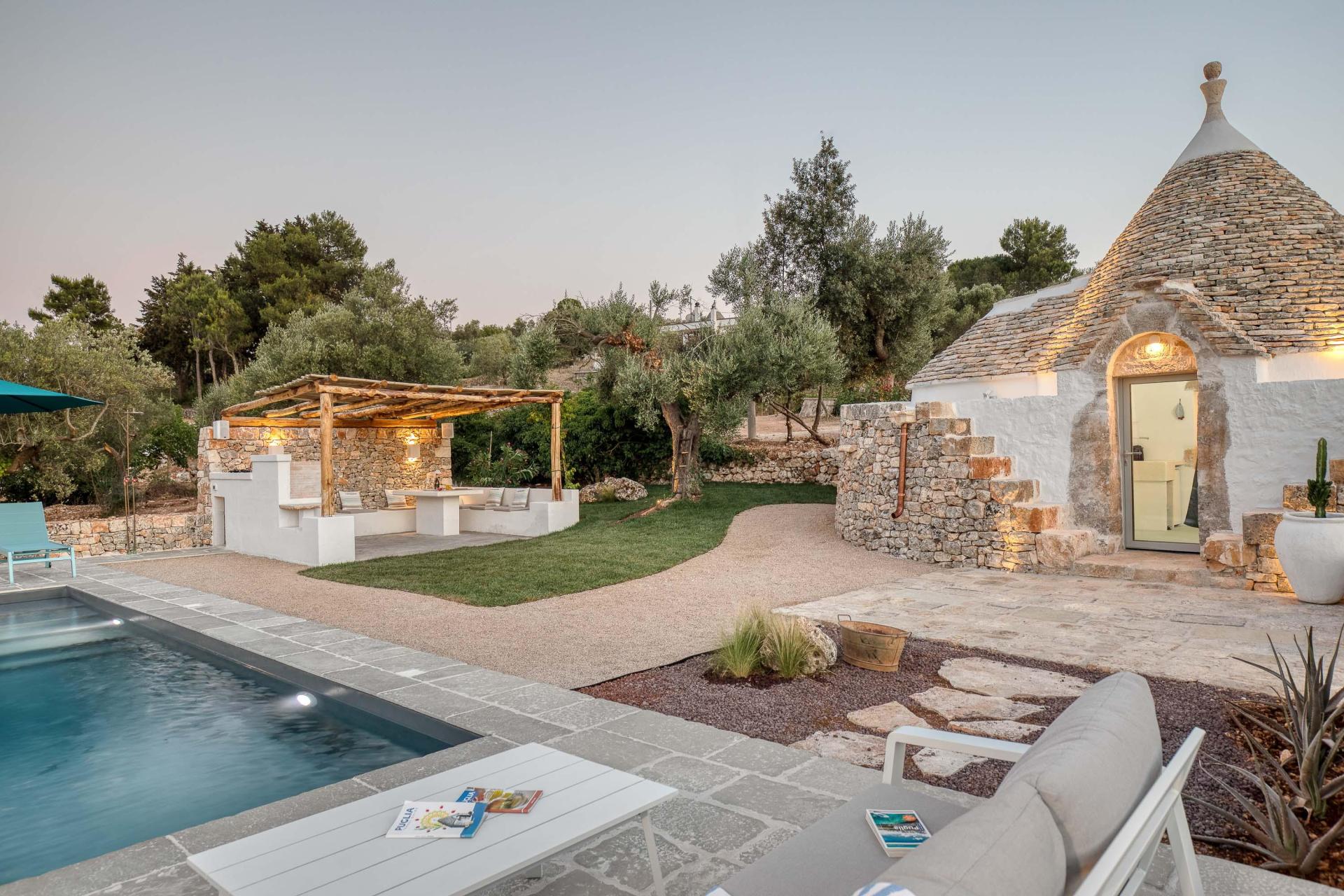 Authentisches Trulli-Resort mit Pool in Apulien
